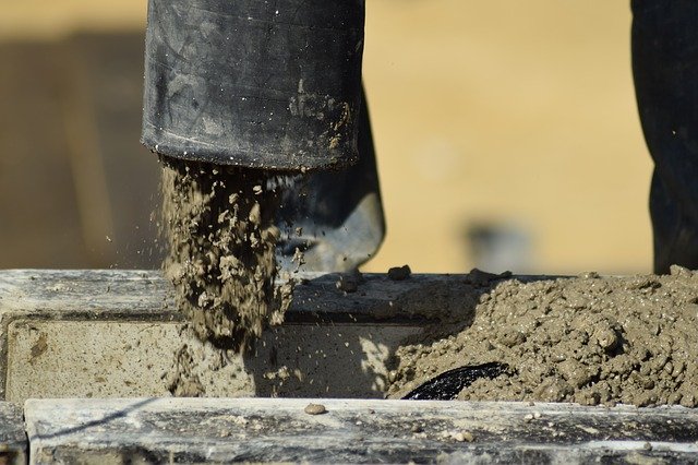 建設施工現場の重機の耐用年数とメンテナンス時期：コンクリートポンプ車