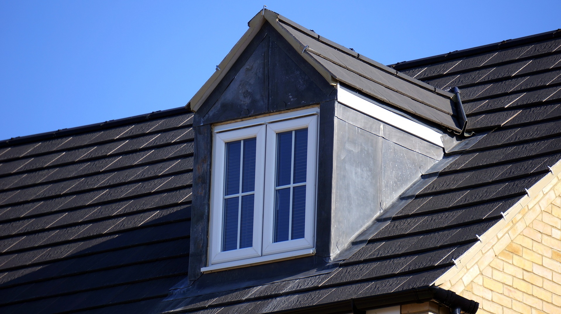 屋根工事業の建設業許可の基準と建設業許可が必要な工事｜屋根工事業の例も紹介